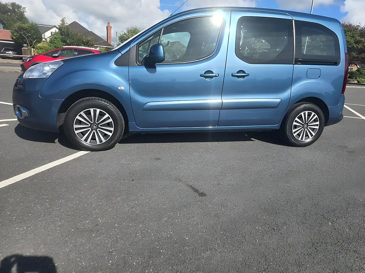 Used 2015 Peugeot Partner Tepee S Blue - Interior and Exterior details 4