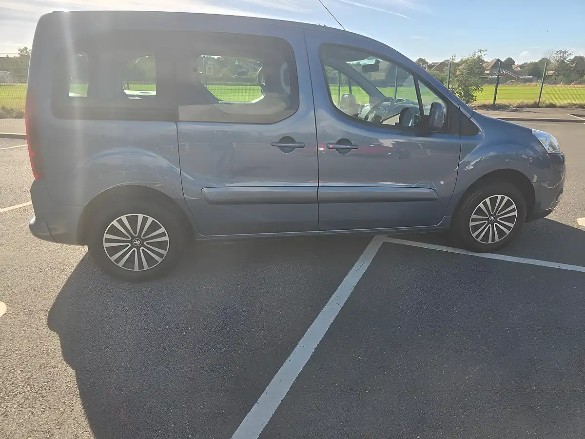 Used 2015 Peugeot Partner Tepee S Blue - Interior and Exterior details 7