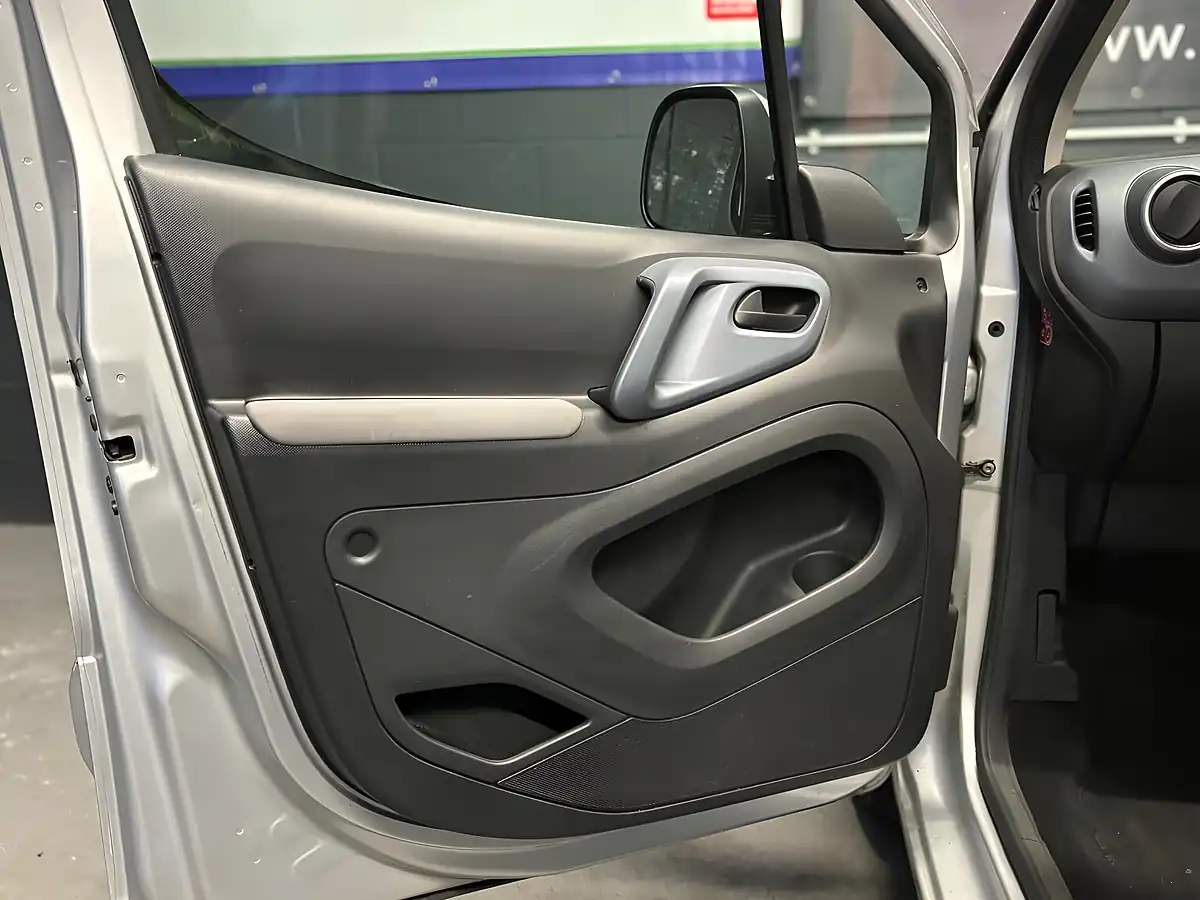 Used 2015 Peugeot Partner Tepee Tepee S Silver - Interior and Exterior details 13