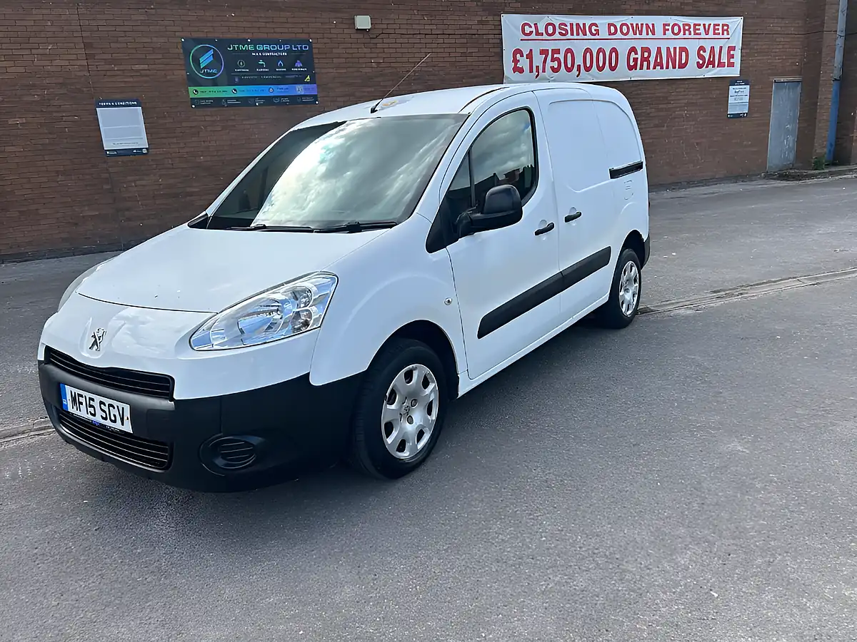 Used 2015 Peugeot Partner White - Front View