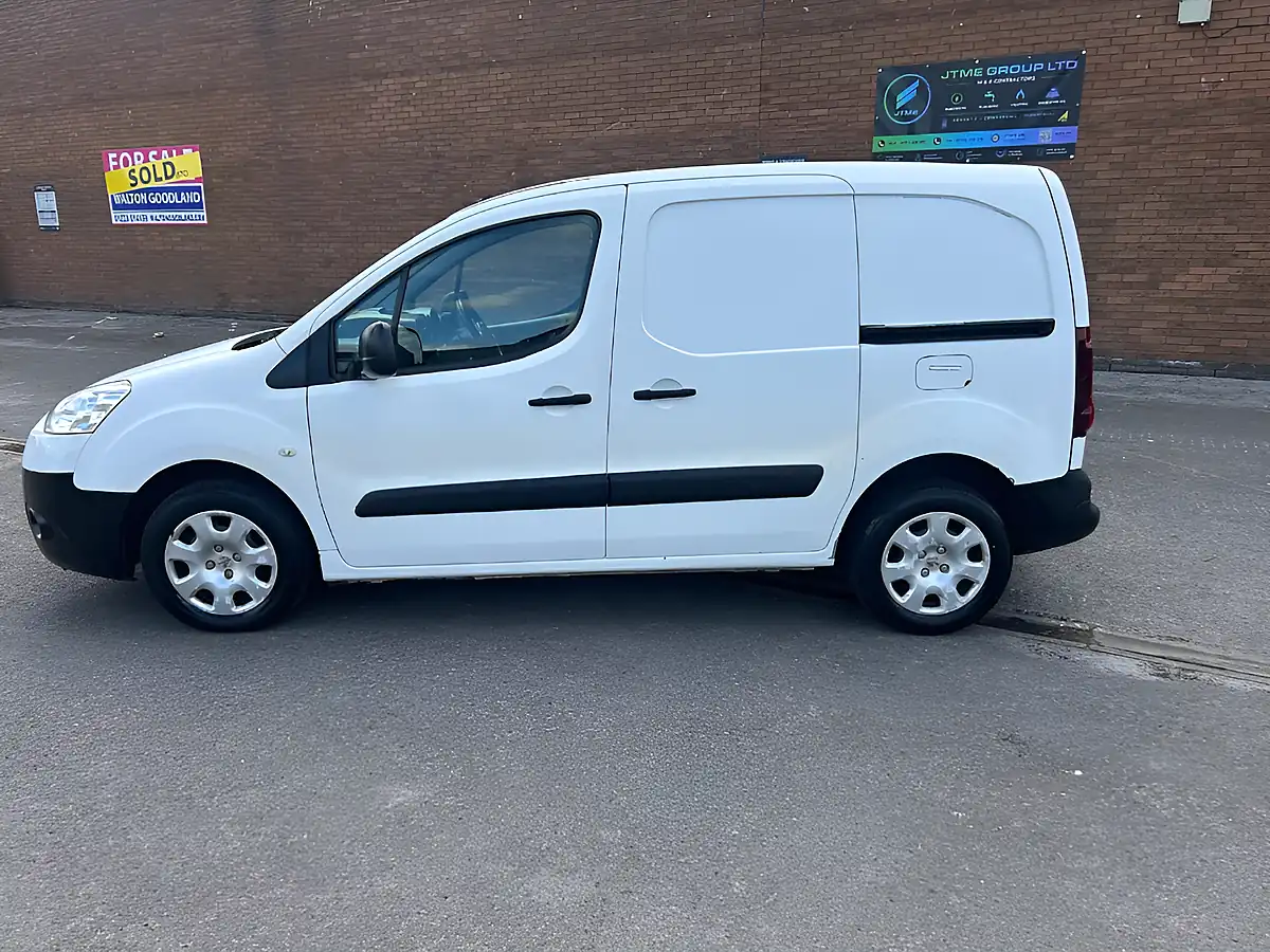 Used 2015 Peugeot Partner White - Interior and Exterior details 2