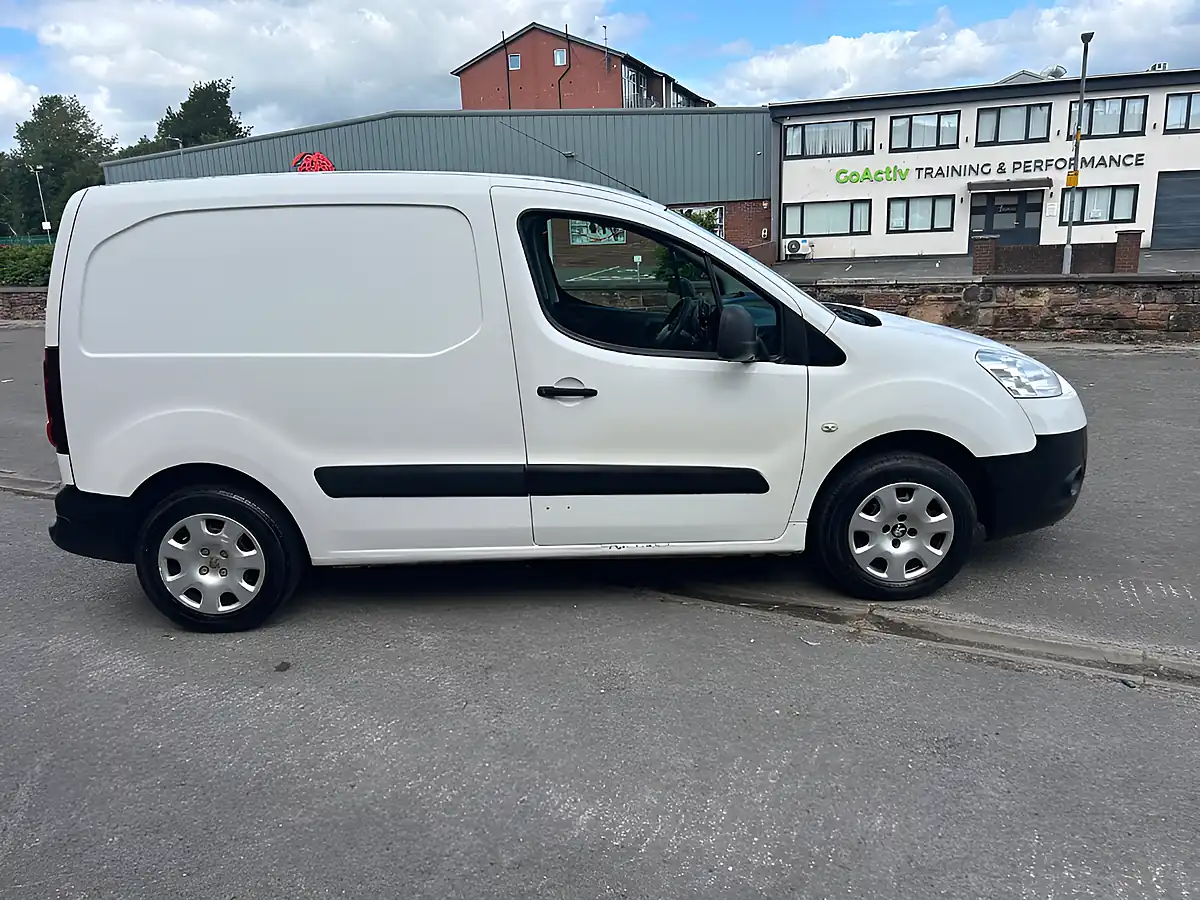 Used 2015 Peugeot Partner White - Interior and Exterior details 3