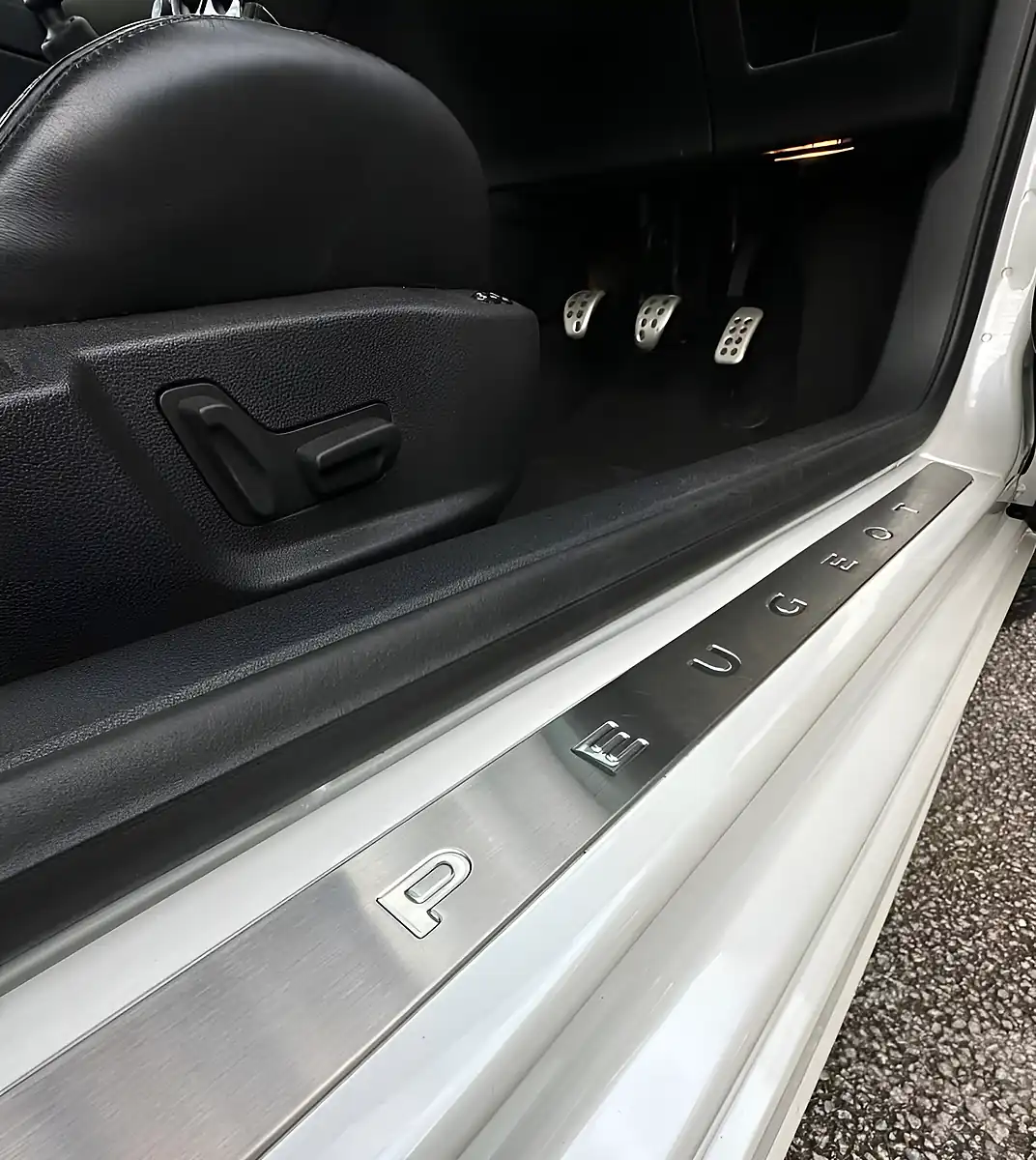 Used 2015 Peugeot Rcz GT Pearlescent White - Interior and Exterior details 18
