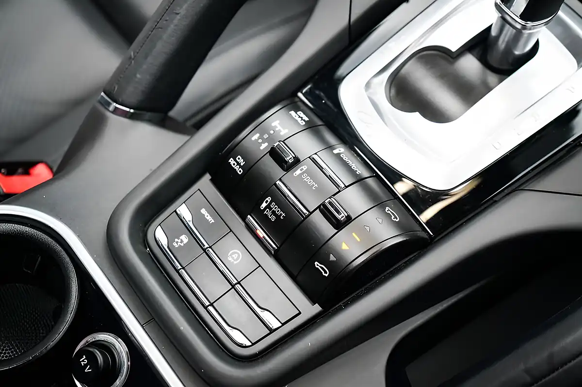 Used 2015 Porsche Cayenne White - Interior and Exterior details 18
