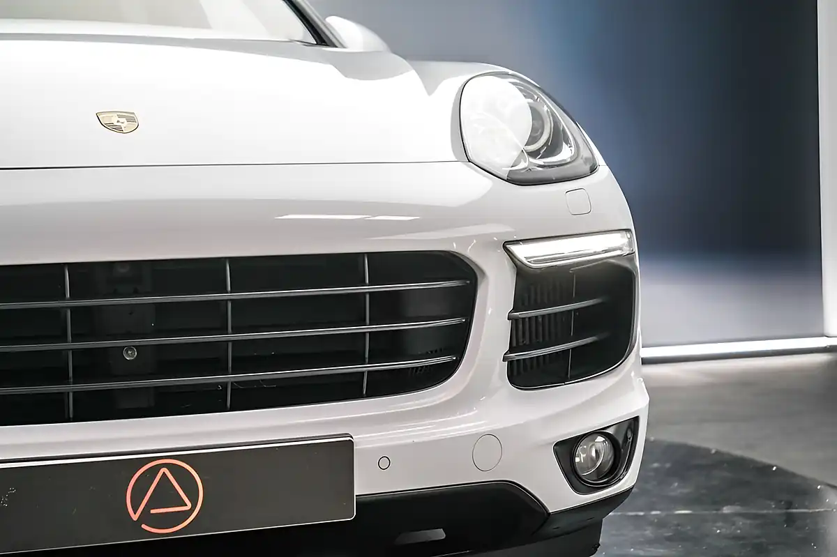 Used 2015 Porsche Cayenne White - Interior and Exterior details 5