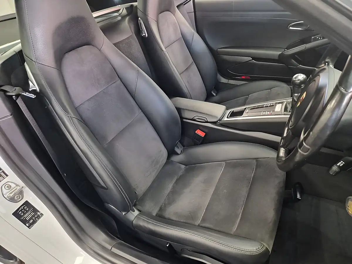 Used 2015 Porsche Cayman 981 Coupe White - Interior and Exterior details 14