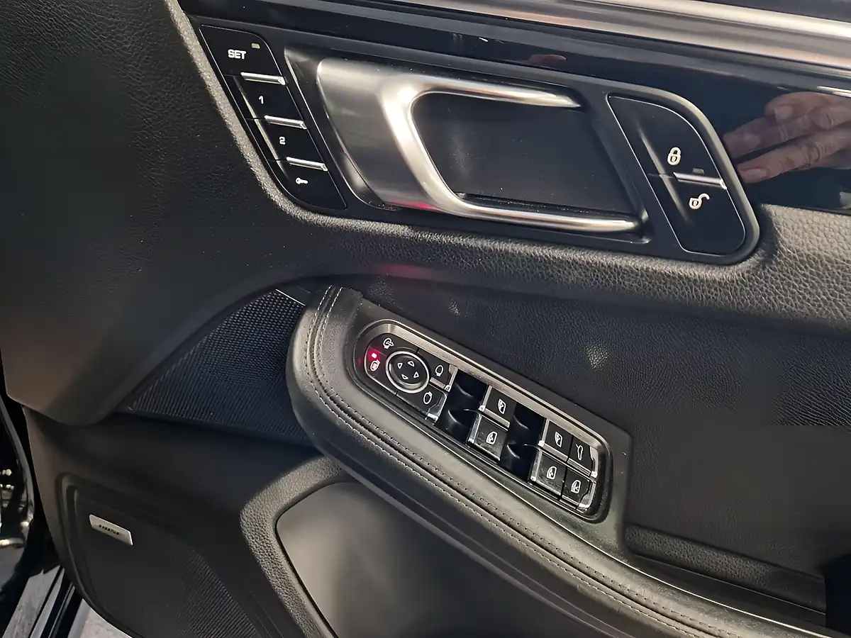Used 2015 Porsche Macan S Black - Interior and Exterior details 17