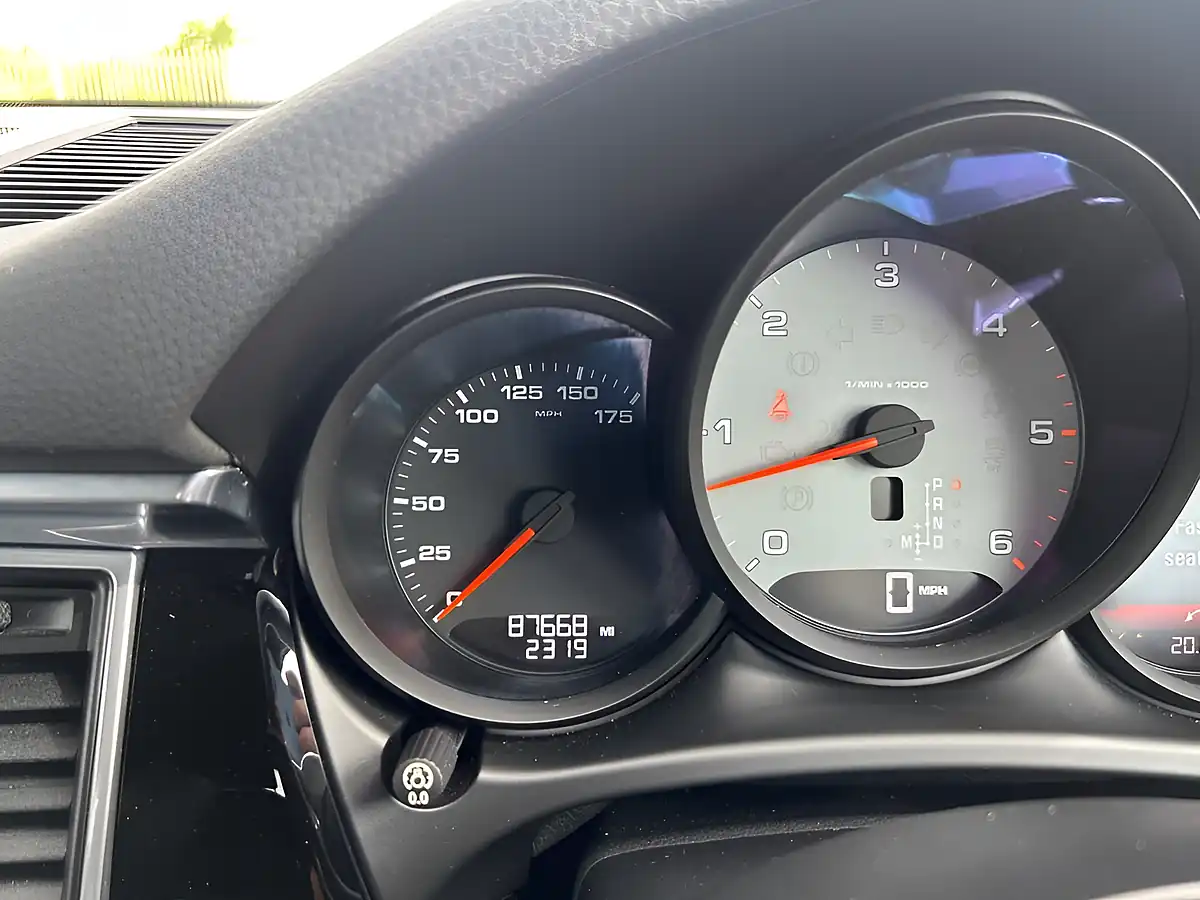 Used 2015 Porsche Macan S Black - Interior and Exterior details 13