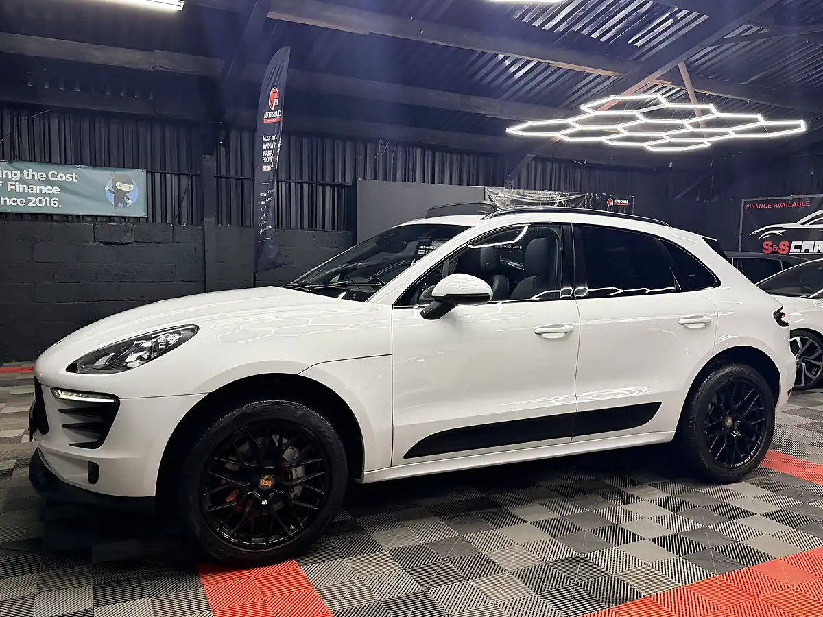 Used 2015 Porsche Macan S White - Interior and Exterior details 9