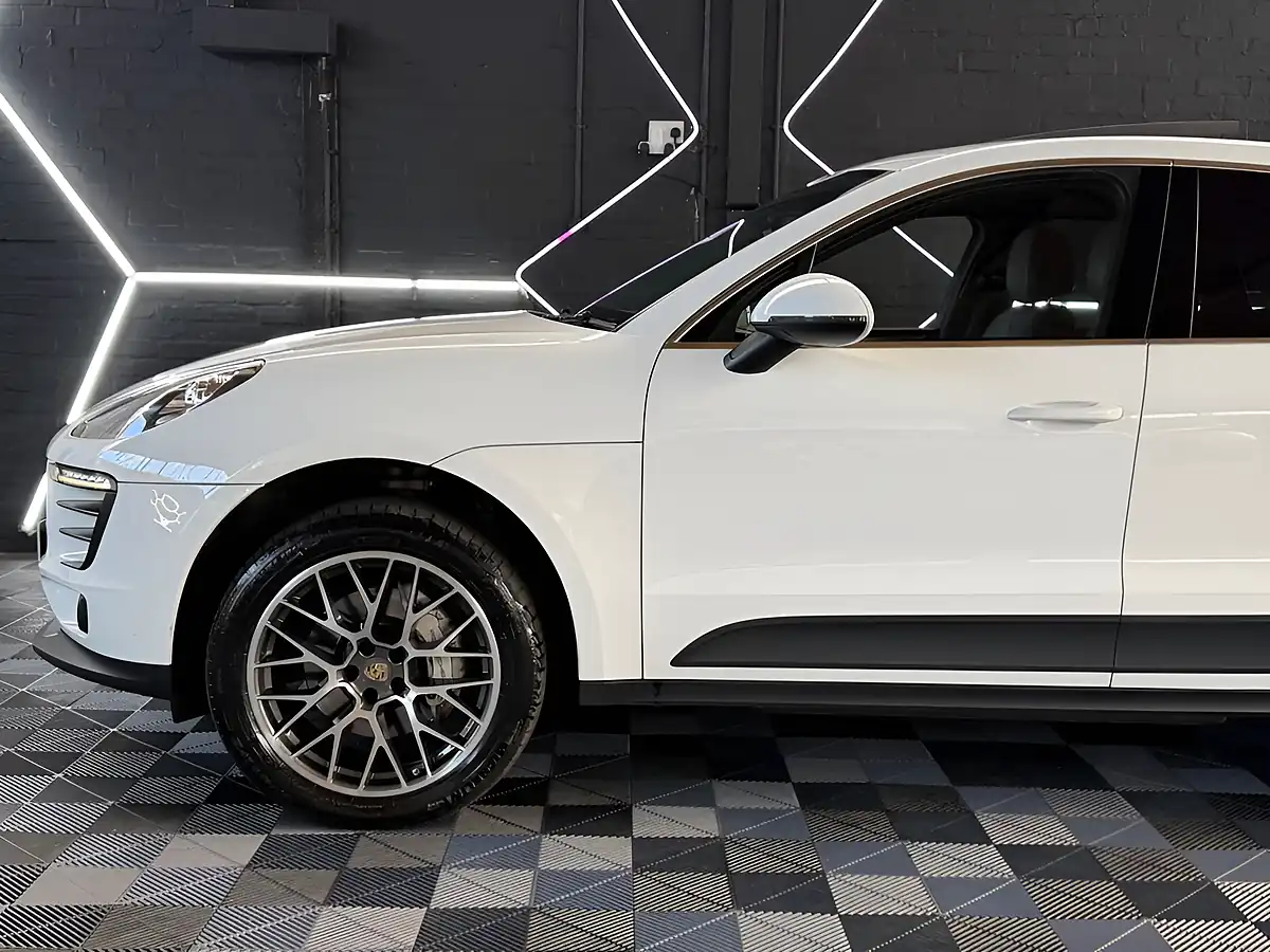 Used 2015 Porsche Macan S White - Interior and Exterior details 7