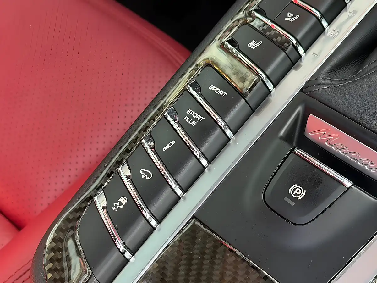 Used 2015 Porsche Macan Turbo White - Interior and Exterior details 15