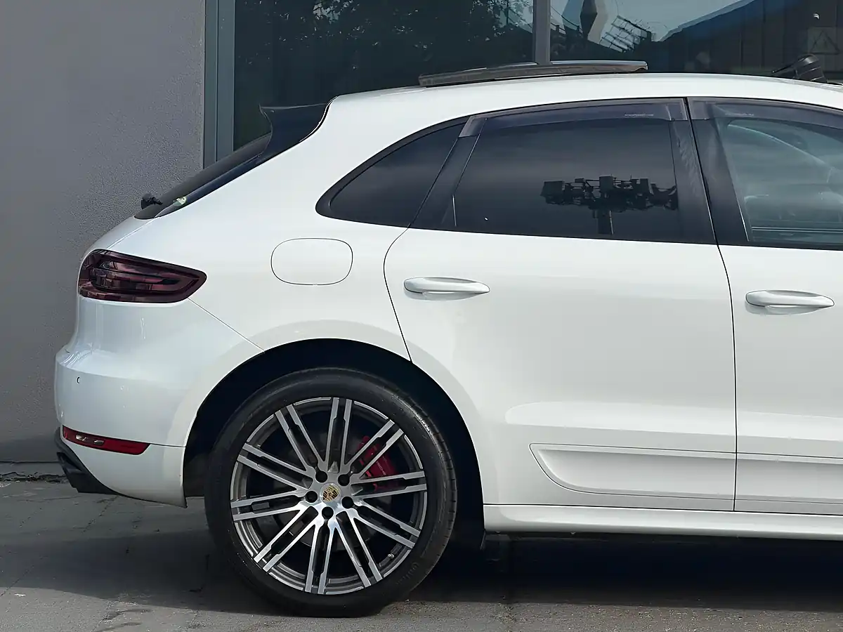 Used 2015 Porsche Macan Turbo White - Interior and Exterior details 8