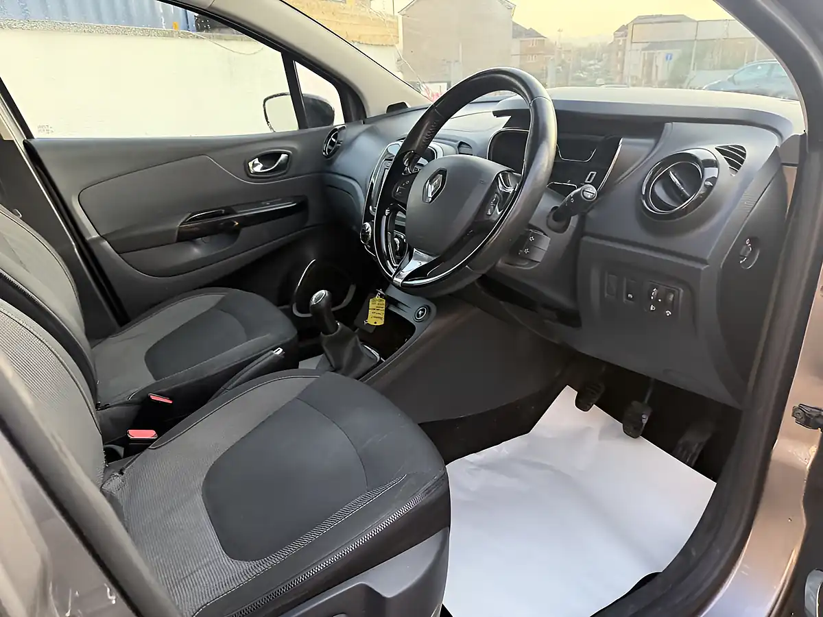 Used 2015 Renault Captur Dynamique Medianav Grey - Interior and Exterior details 17