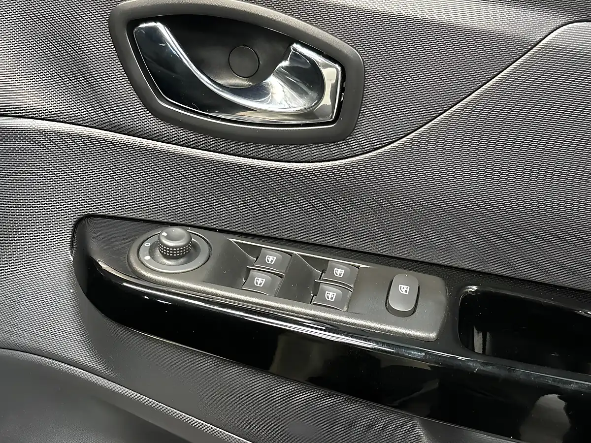 Used 2015 Renault Captur Dynamique Medianav White - Interior and Exterior details 15
