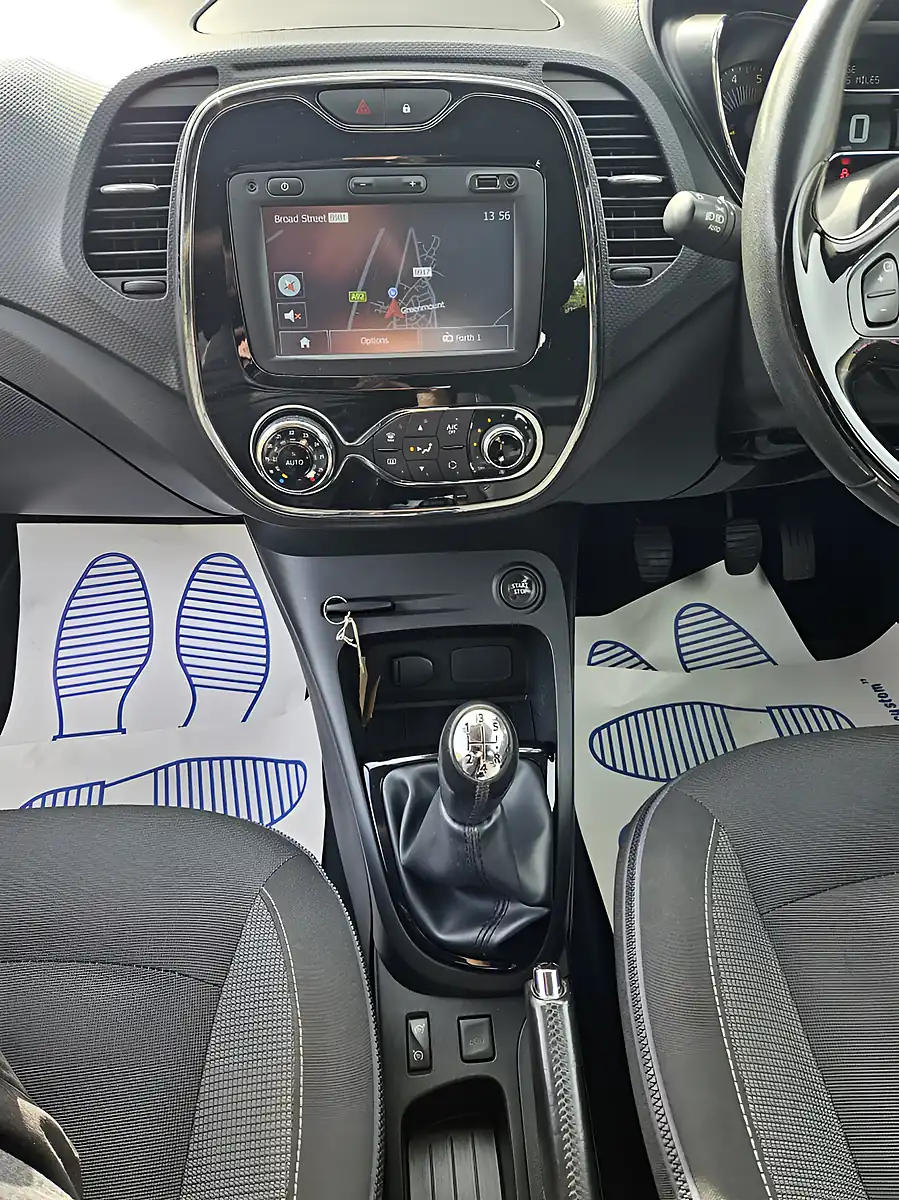 Used 2015 Renault Captur Dynamique Nav Silver - Interior and Exterior details 11