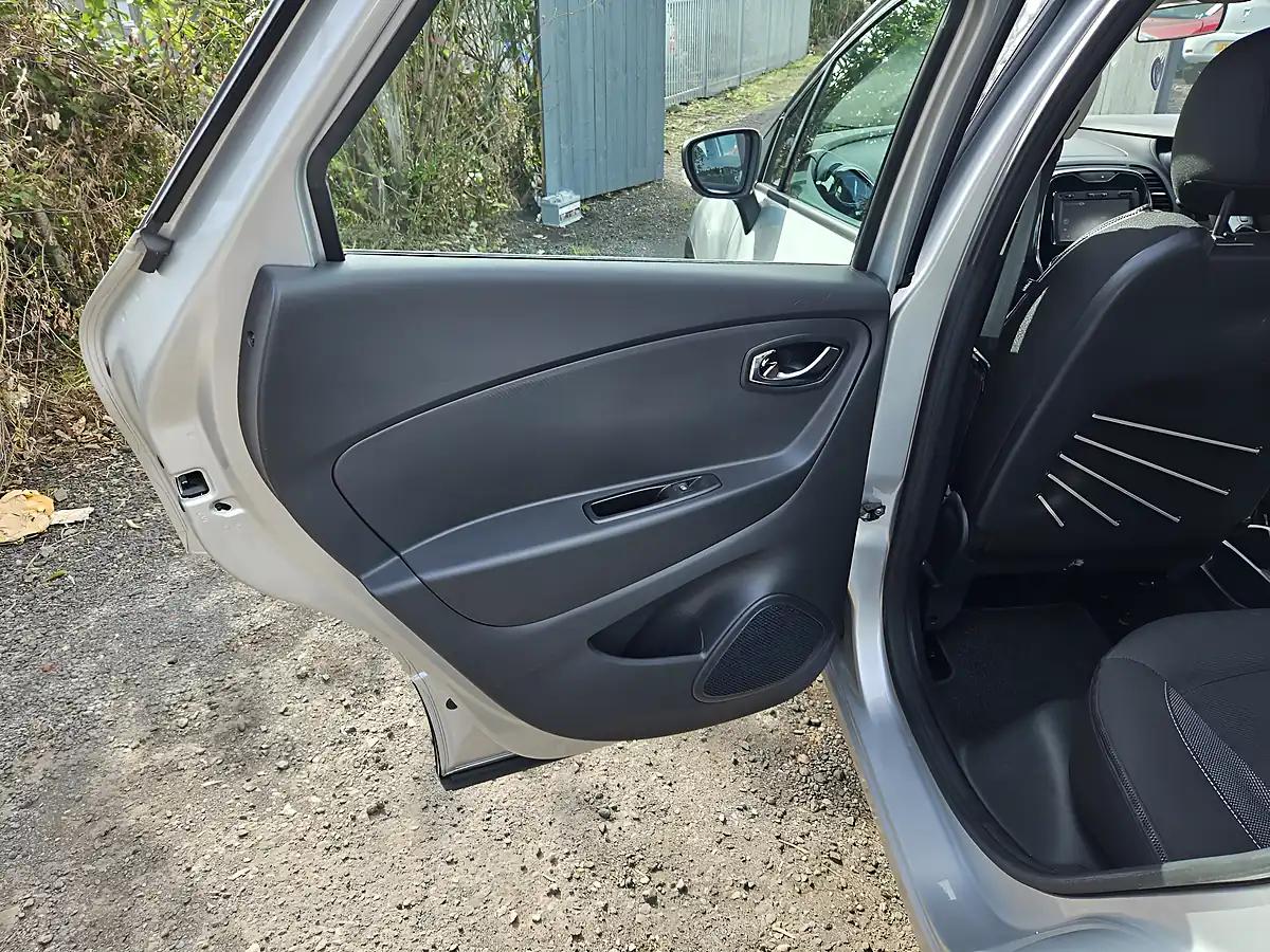 Used 2015 Renault Captur Dynamique Nav Silver - Interior and Exterior details 13
