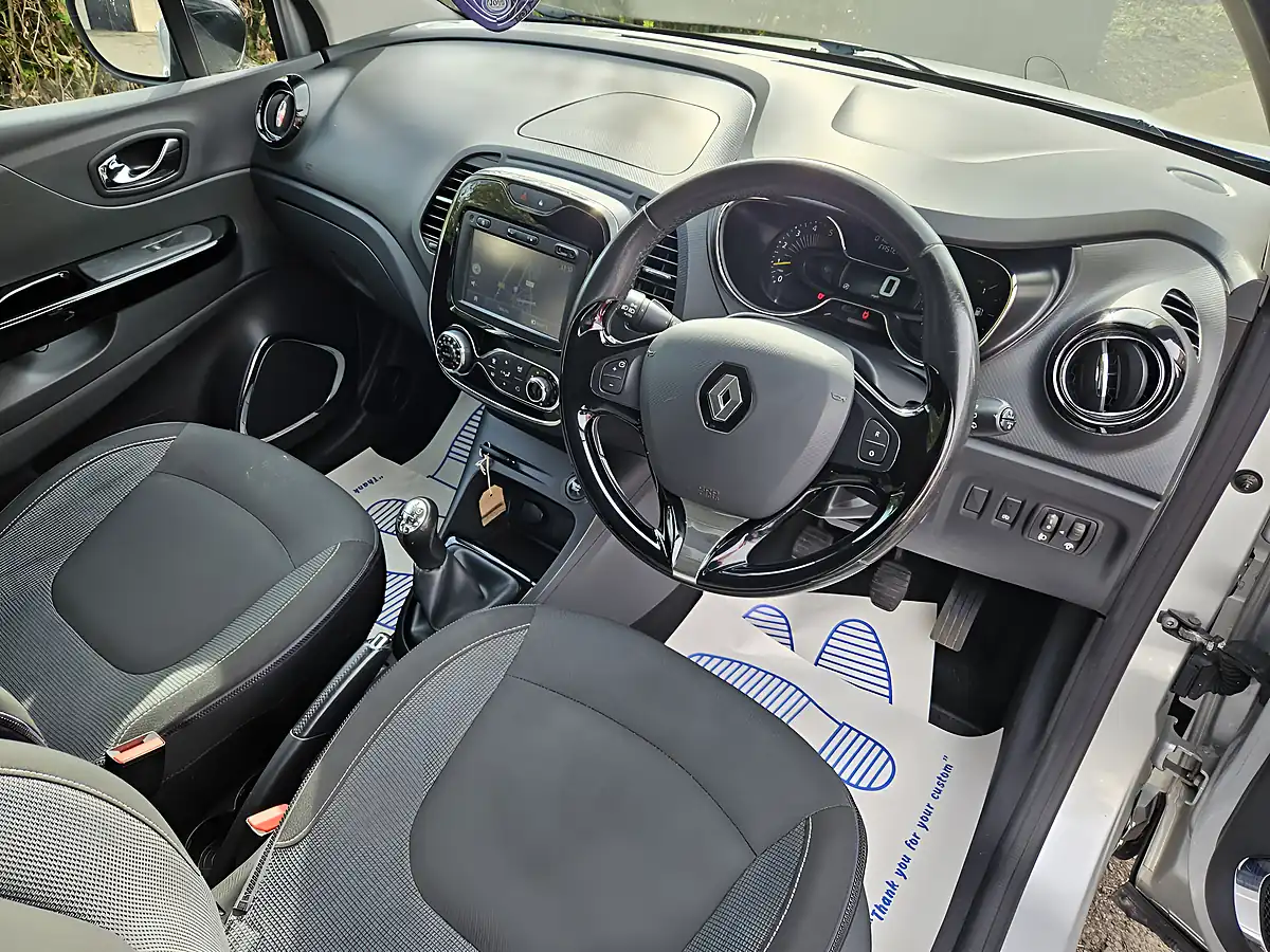 Used 2015 Renault Captur Dynamique Nav Silver - Interior and Exterior details 15