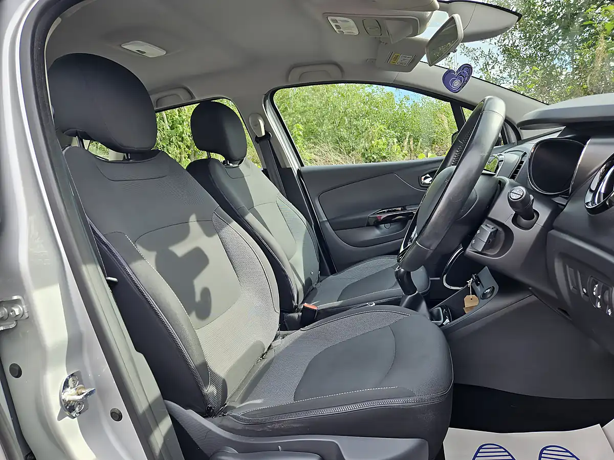 Used 2015 Renault Captur Dynamique Nav Silver - Interior and Exterior details 16