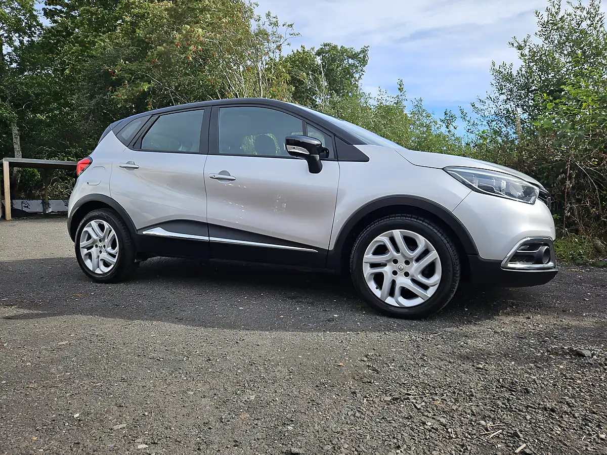 Used 2015 Renault Captur Dynamique Nav Silver - Interior and Exterior details 19