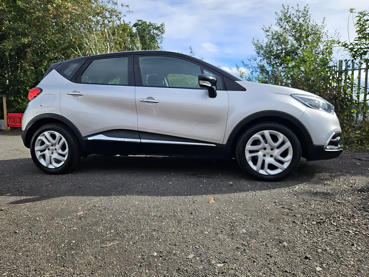 Used 2015 Renault Captur Dynamique Nav Silver - Interior and Exterior details 4