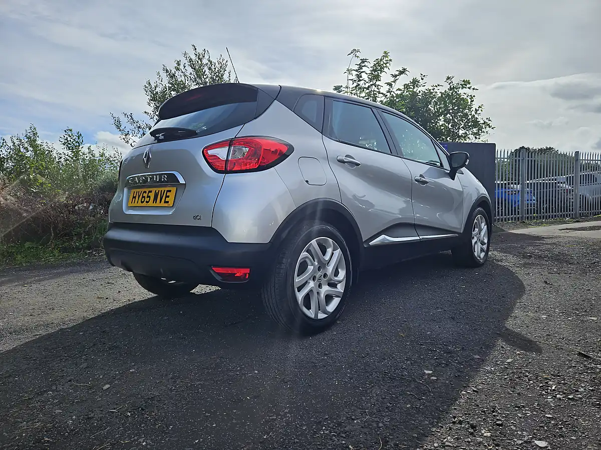 Used 2015 Renault Captur Dynamique Nav Silver - Interior and Exterior details 5
