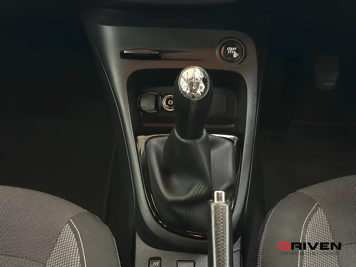 Used 2015 Renault Captur Dynamique Nav White - Interior and Exterior details 11
