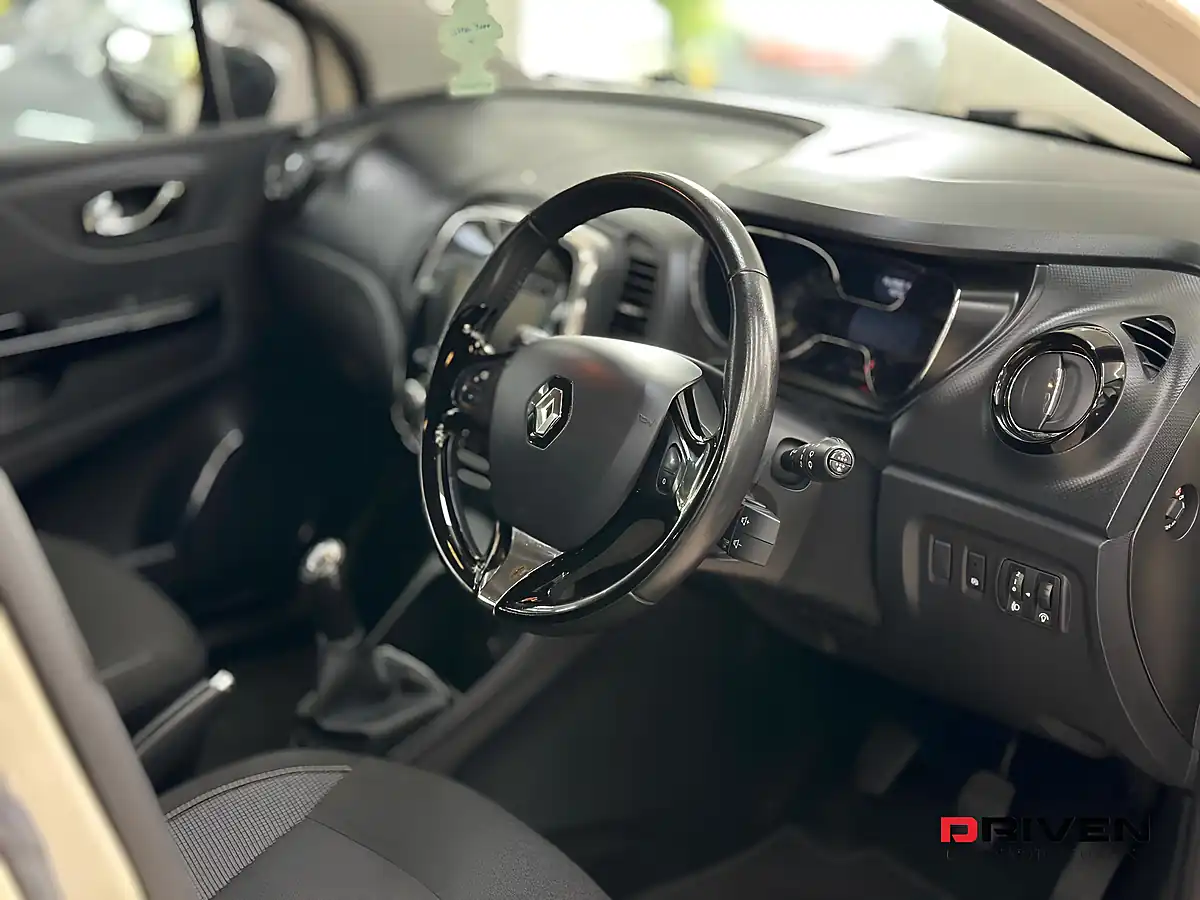 Used 2015 Renault Captur Dynamique Nav White - Interior and Exterior details 12