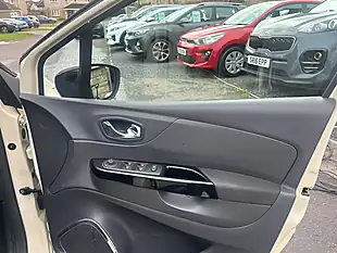 Used 2015 Renault Captur Dynamique Nav White - Interior and Exterior details 12