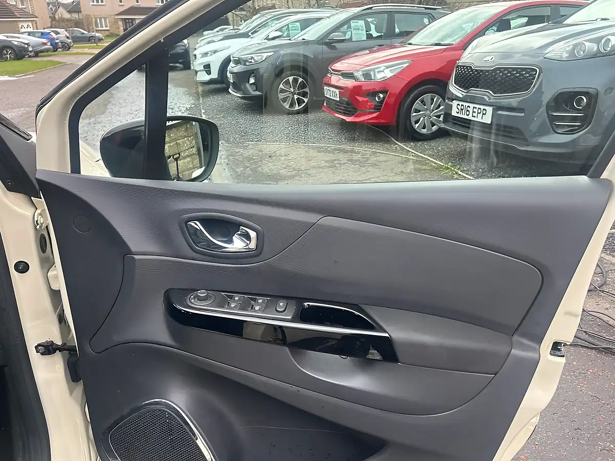 Used 2015 Renault Captur Dynamique Nav White - Interior and Exterior details 12