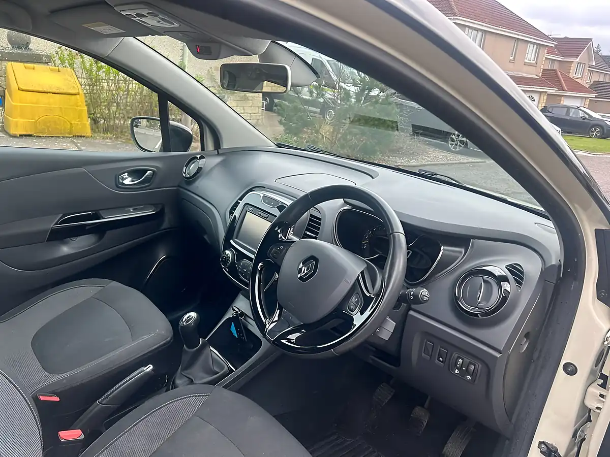 Used 2015 Renault Captur Dynamique Nav White - Interior and Exterior details 8