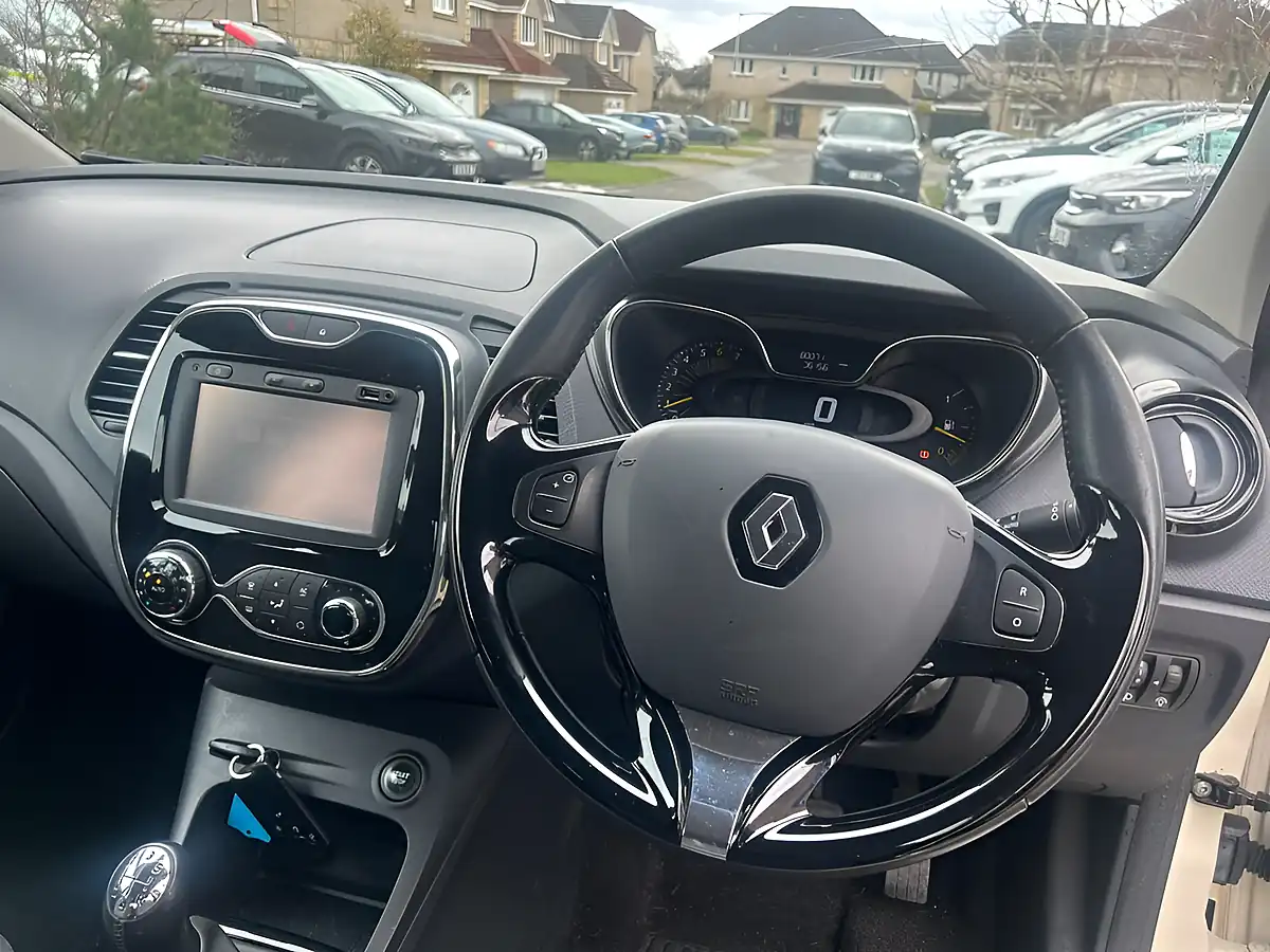 Used 2015 Renault Captur Dynamique Nav White - Interior and Exterior details 9