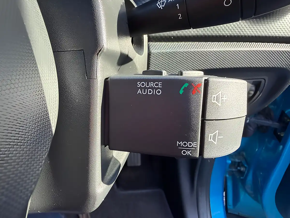 Used 2015 Renault Captur Dynamique S Medianav Blue - Interior and Exterior details 20