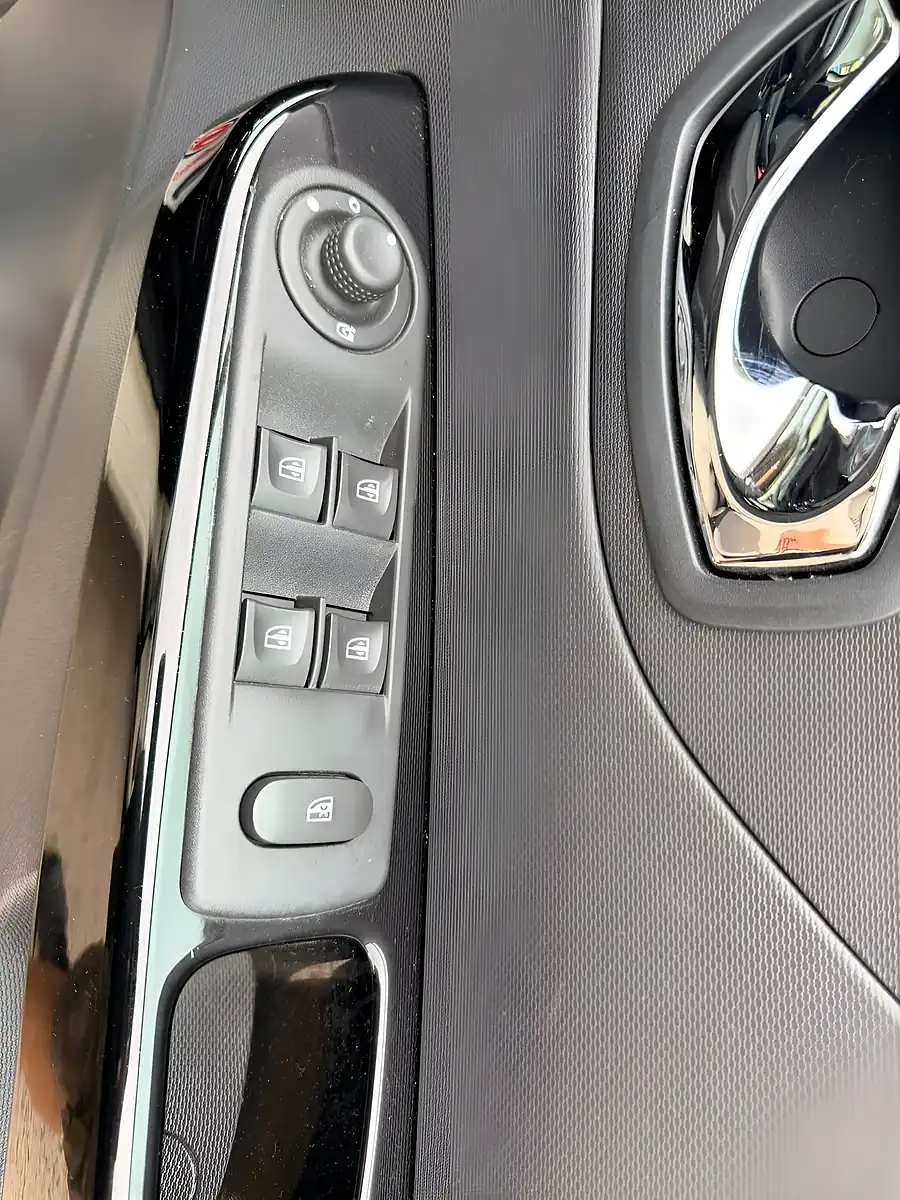 Used 2015 Renault Captur Dynamique S Medianav White - Interior and Exterior details 15
