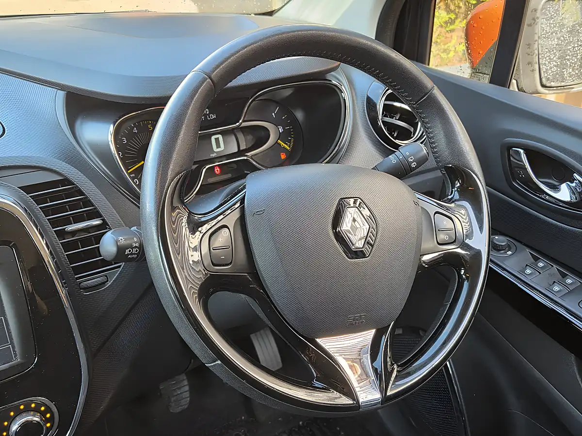 Used 2015 Renault Captur Dynamique S Nav Black - Interior and Exterior details 8