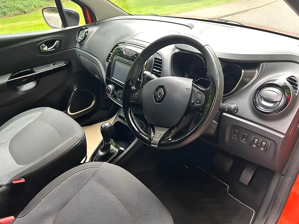 Used 2015 Renault Captur Dynamique S Nav Orange - Interior and Exterior details 8