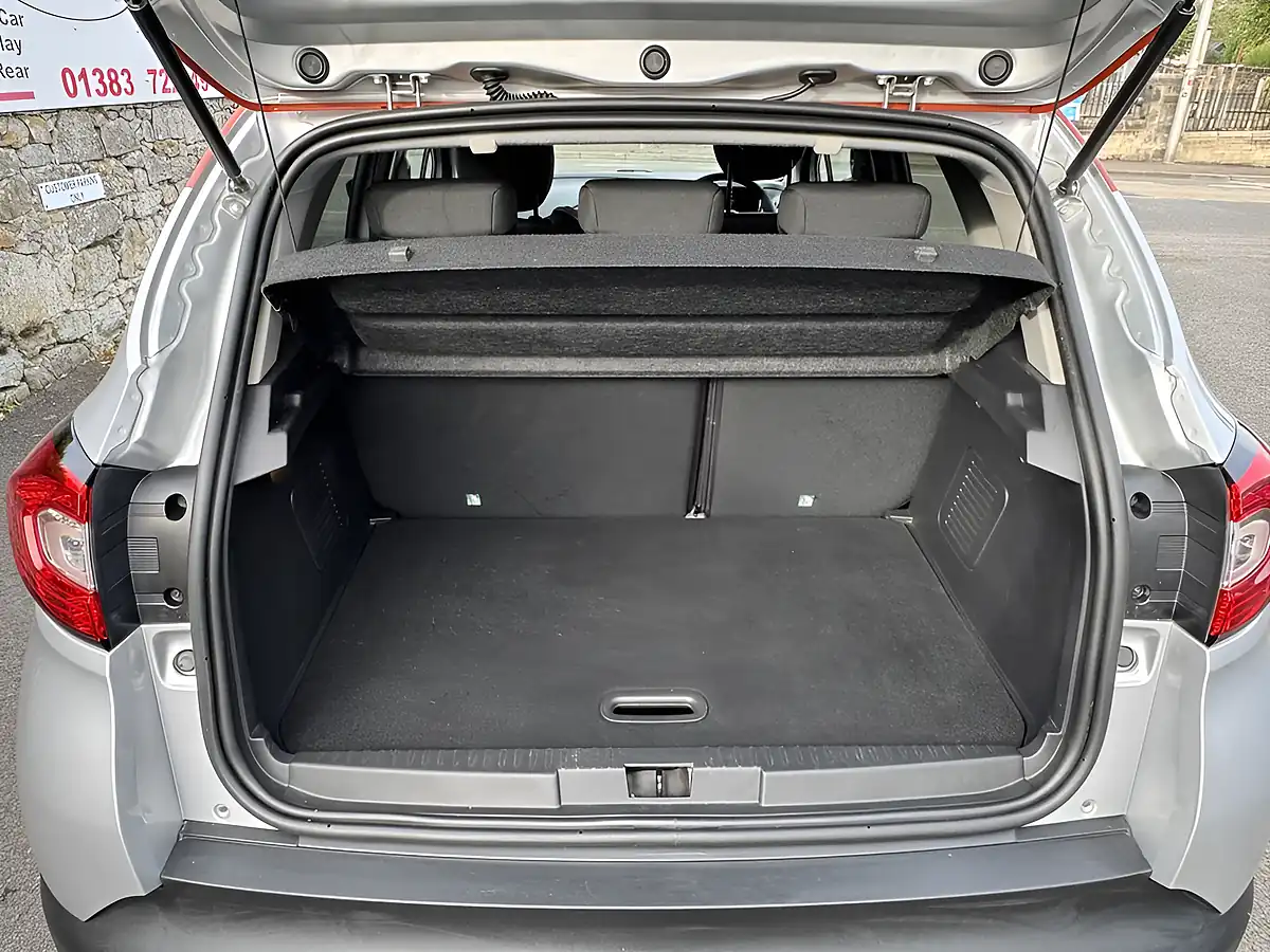 Used 2015 Renault Captur Dynamique S Nav Silver - Interior and Exterior details 10