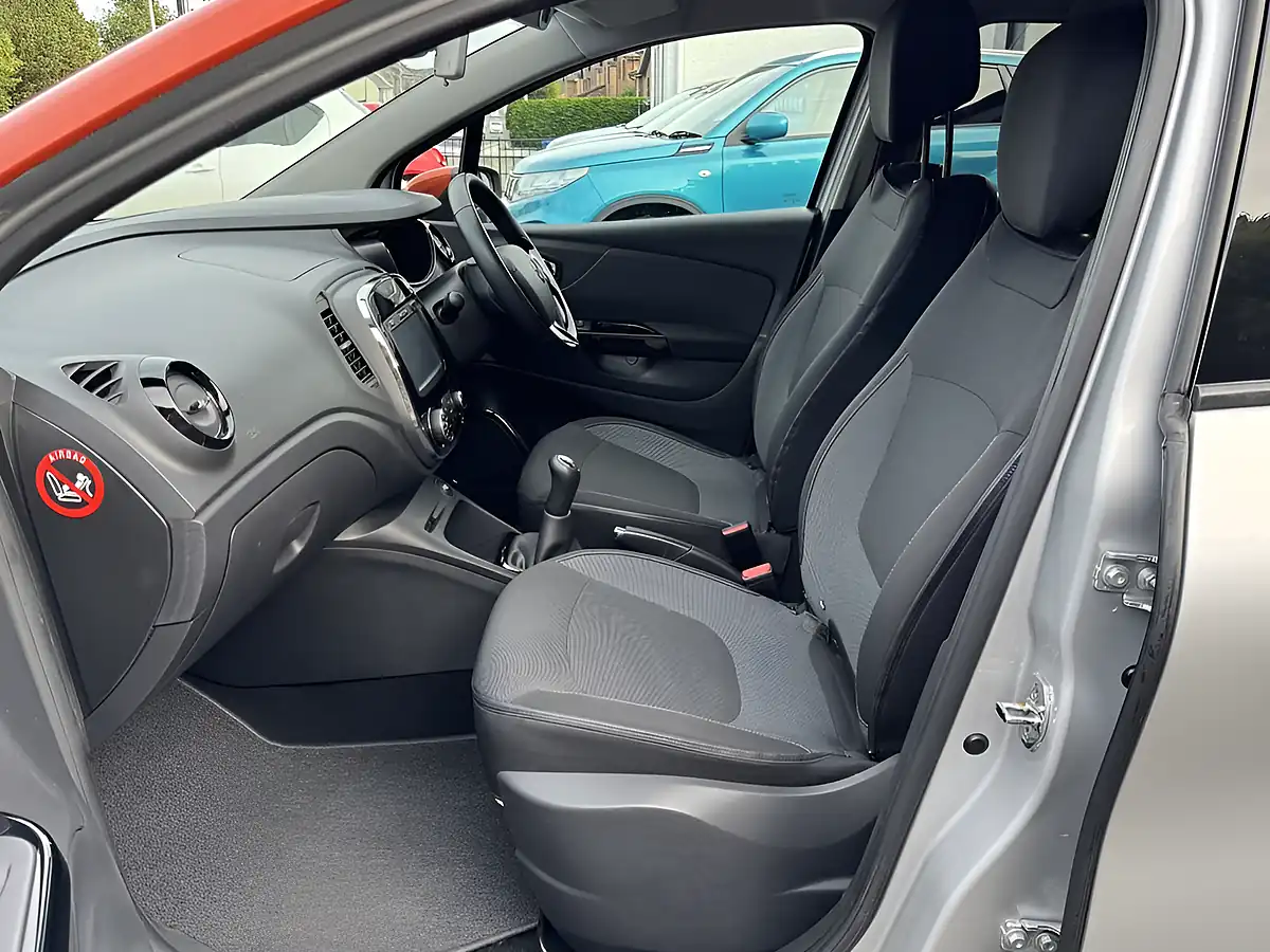 Used 2015 Renault Captur Dynamique S Nav Silver - Interior and Exterior details 16
