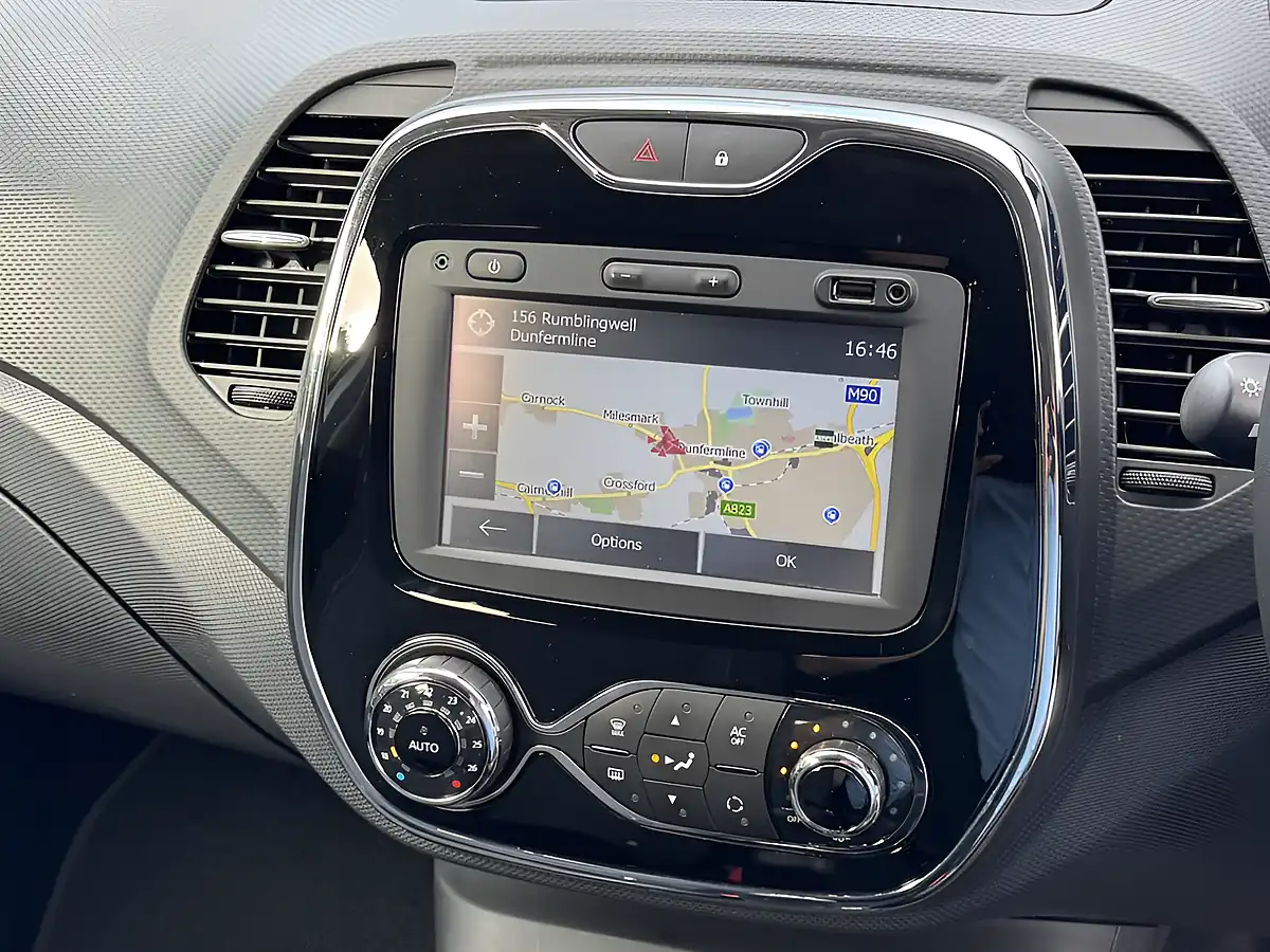 Used 2015 Renault Captur Dynamique S Nav Silver - Interior and Exterior details 19
