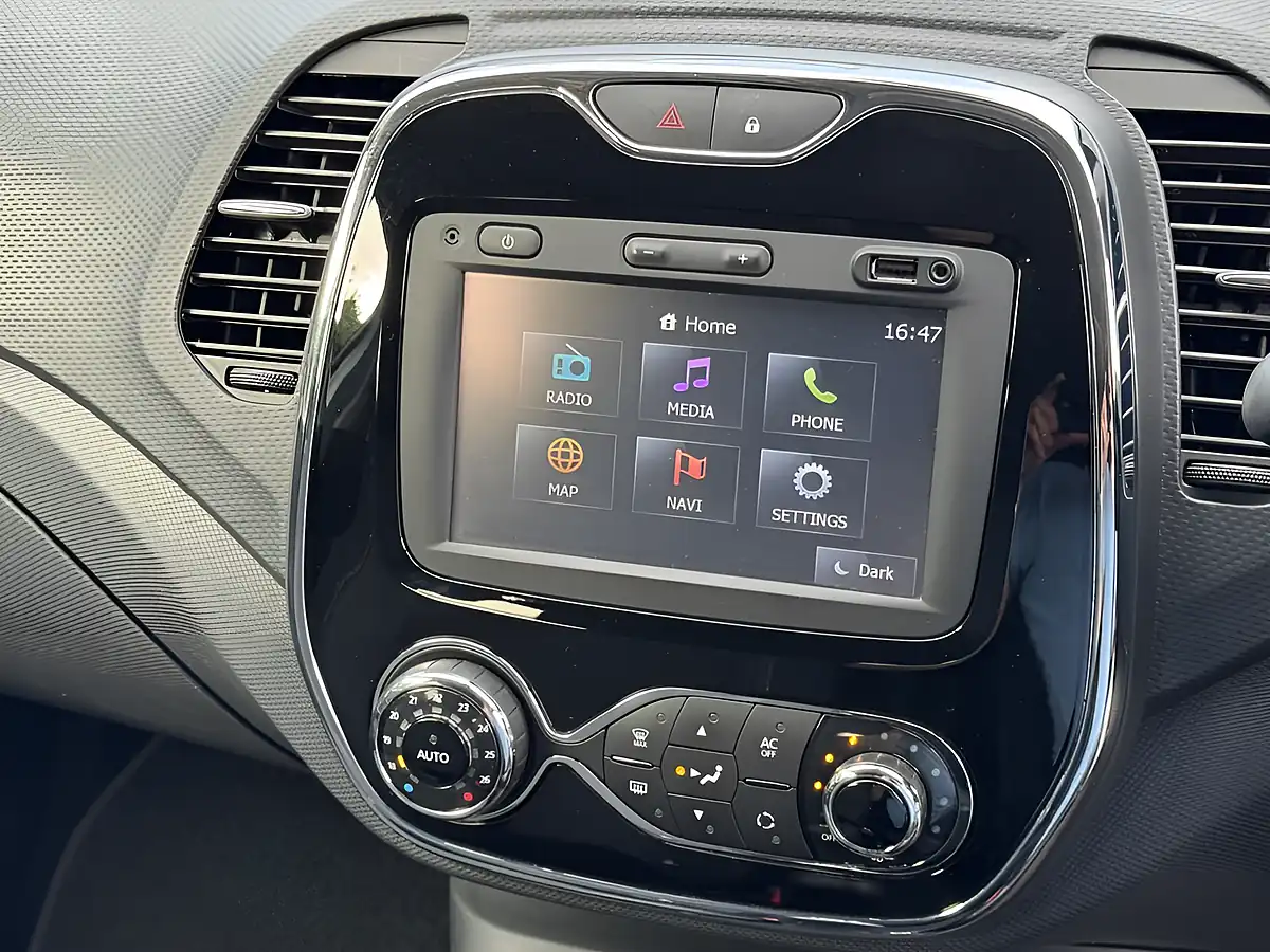 Used 2015 Renault Captur Dynamique S Nav Silver - Interior and Exterior details 20