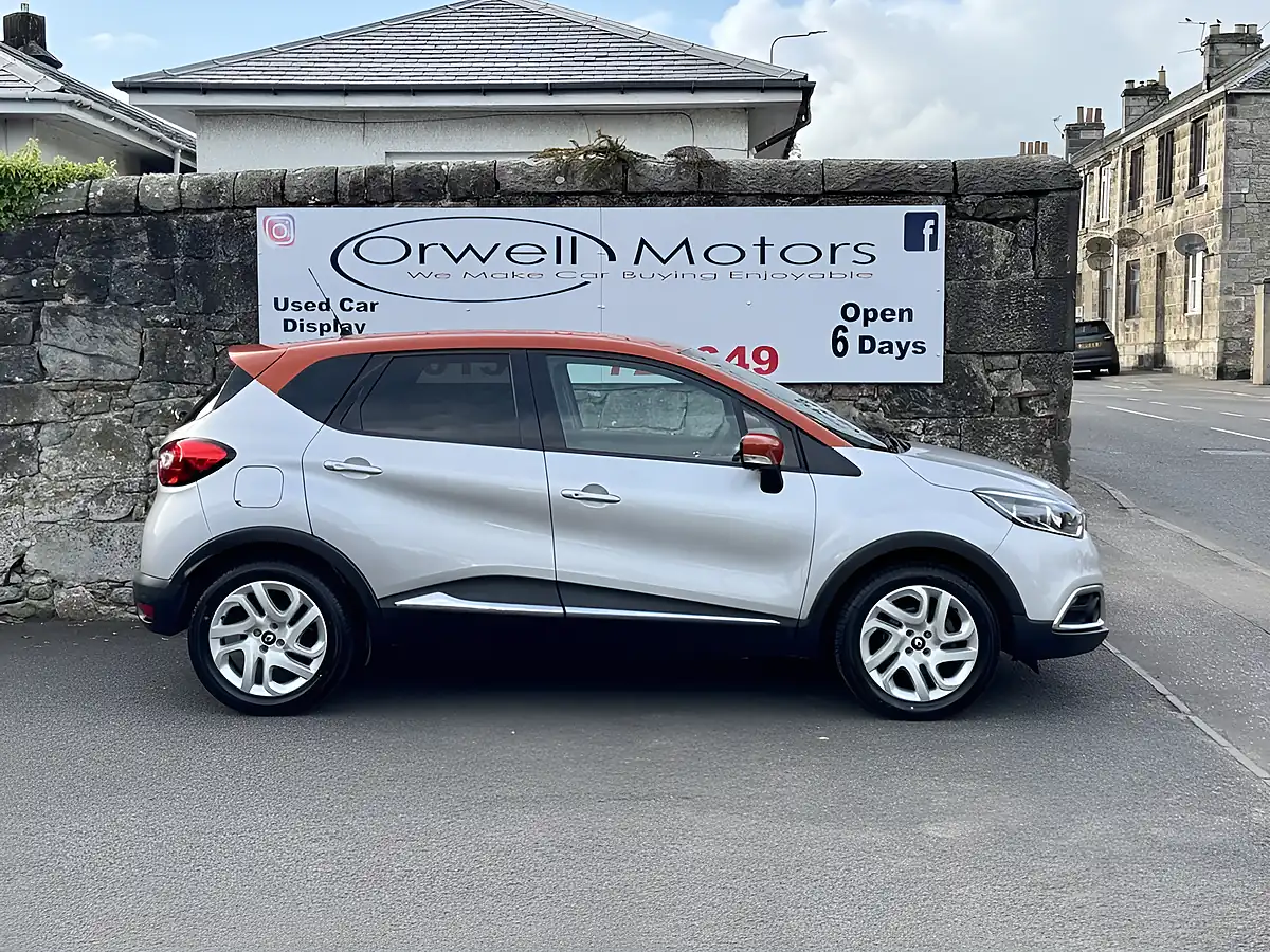 Used 2015 Renault Captur Dynamique S Nav Silver - Interior and Exterior details 3