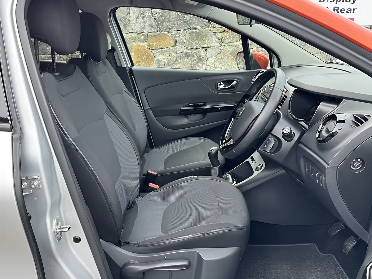 Used 2015 Renault Captur Dynamique S Nav Silver - Interior and Exterior details 6