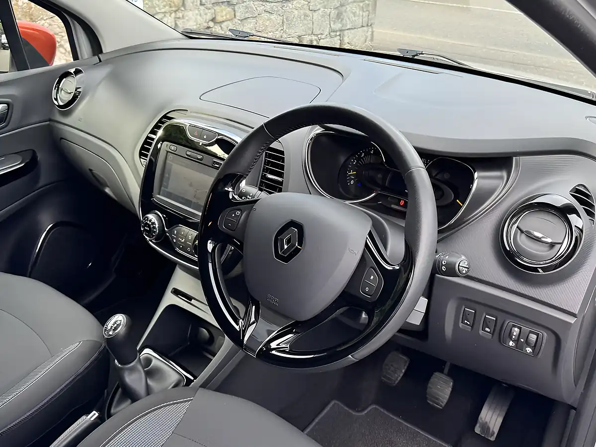 Used 2015 Renault Captur Dynamique S Nav Silver - Interior and Exterior details 7
