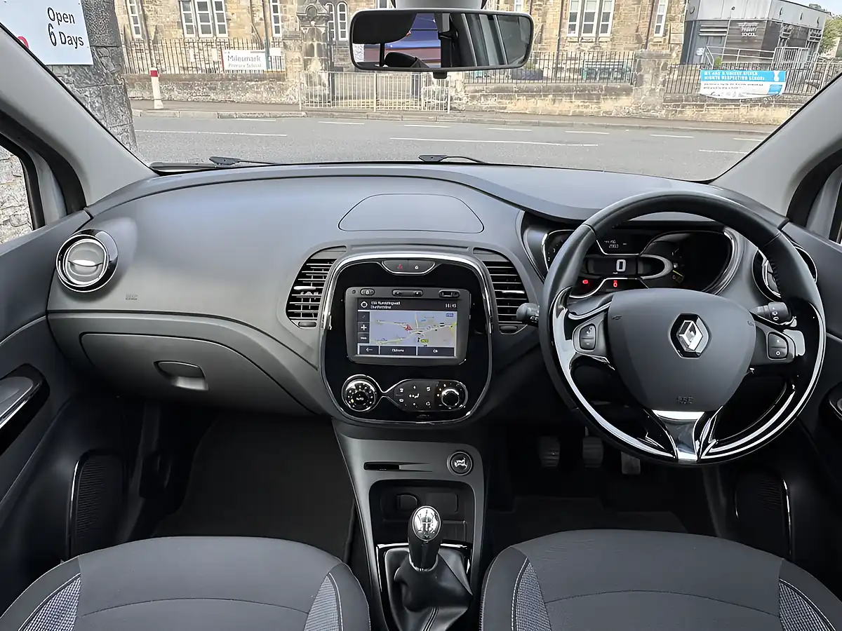 Used 2015 Renault Captur Dynamique S Nav Silver - Interior and Exterior details 8