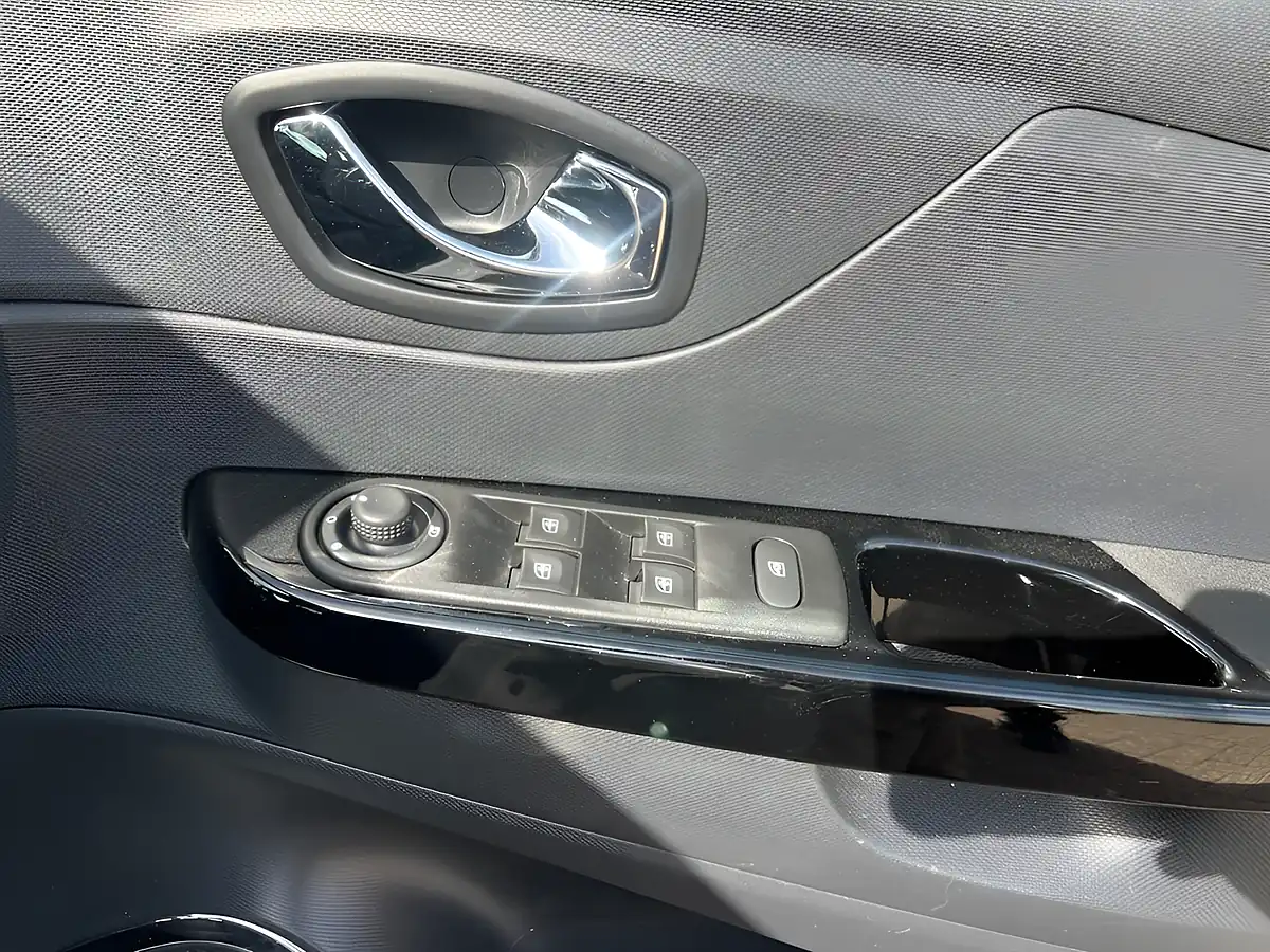 Used 2015 Renault Captur Dynamique S Nav White - Interior and Exterior details 16