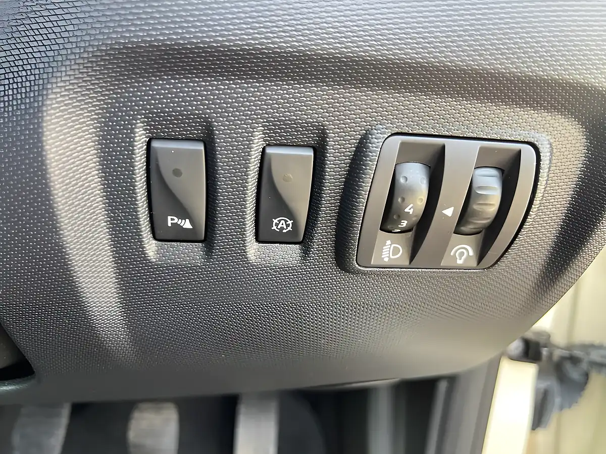 Used 2015 Renault Captur Dynamique S Nav White - Interior and Exterior details 17