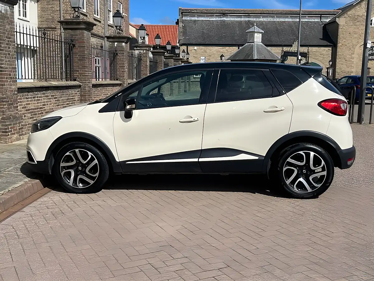 Used 2015 Renault Captur Dynamique S Nav White - Interior and Exterior details 5