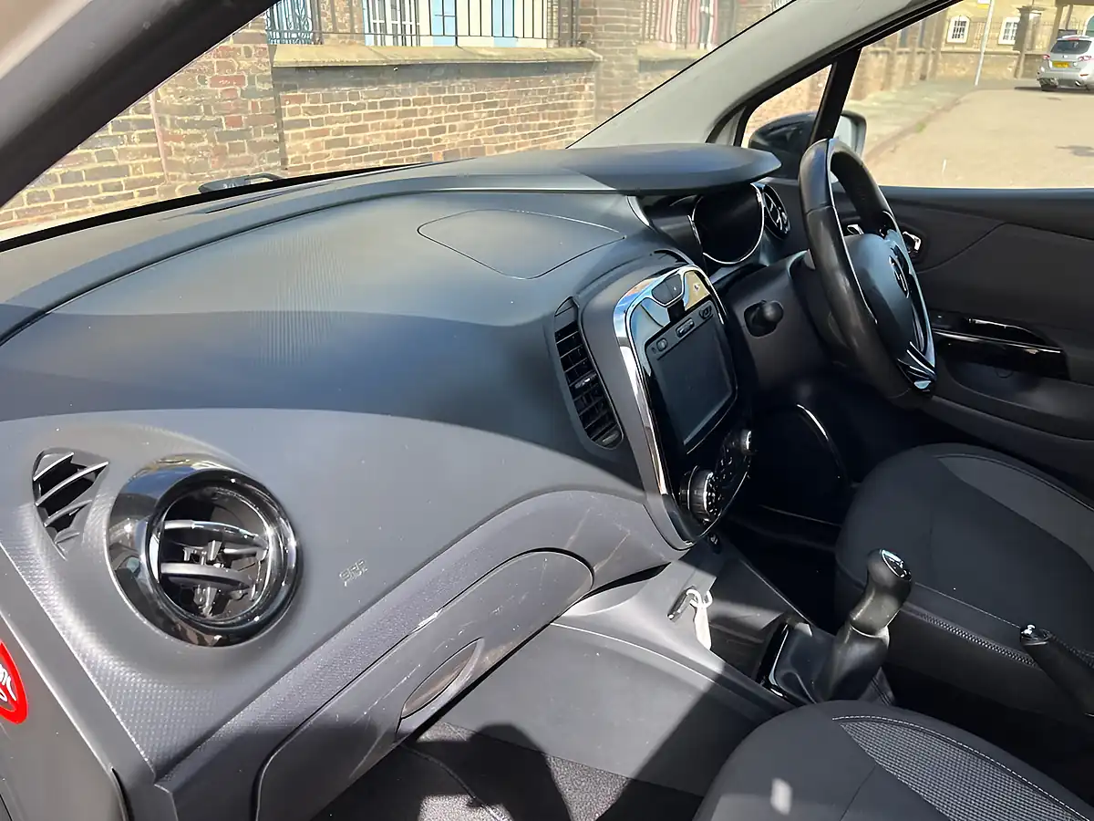 Used 2015 Renault Captur Dynamique S Nav White - Interior and Exterior details 8