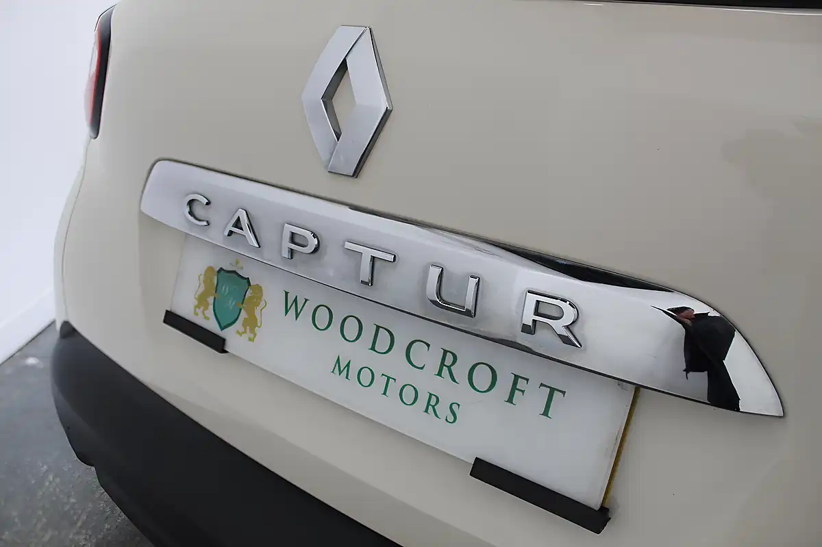 Used 2015 Renault Captur Dynamique S Nav White - Interior and Exterior details 10