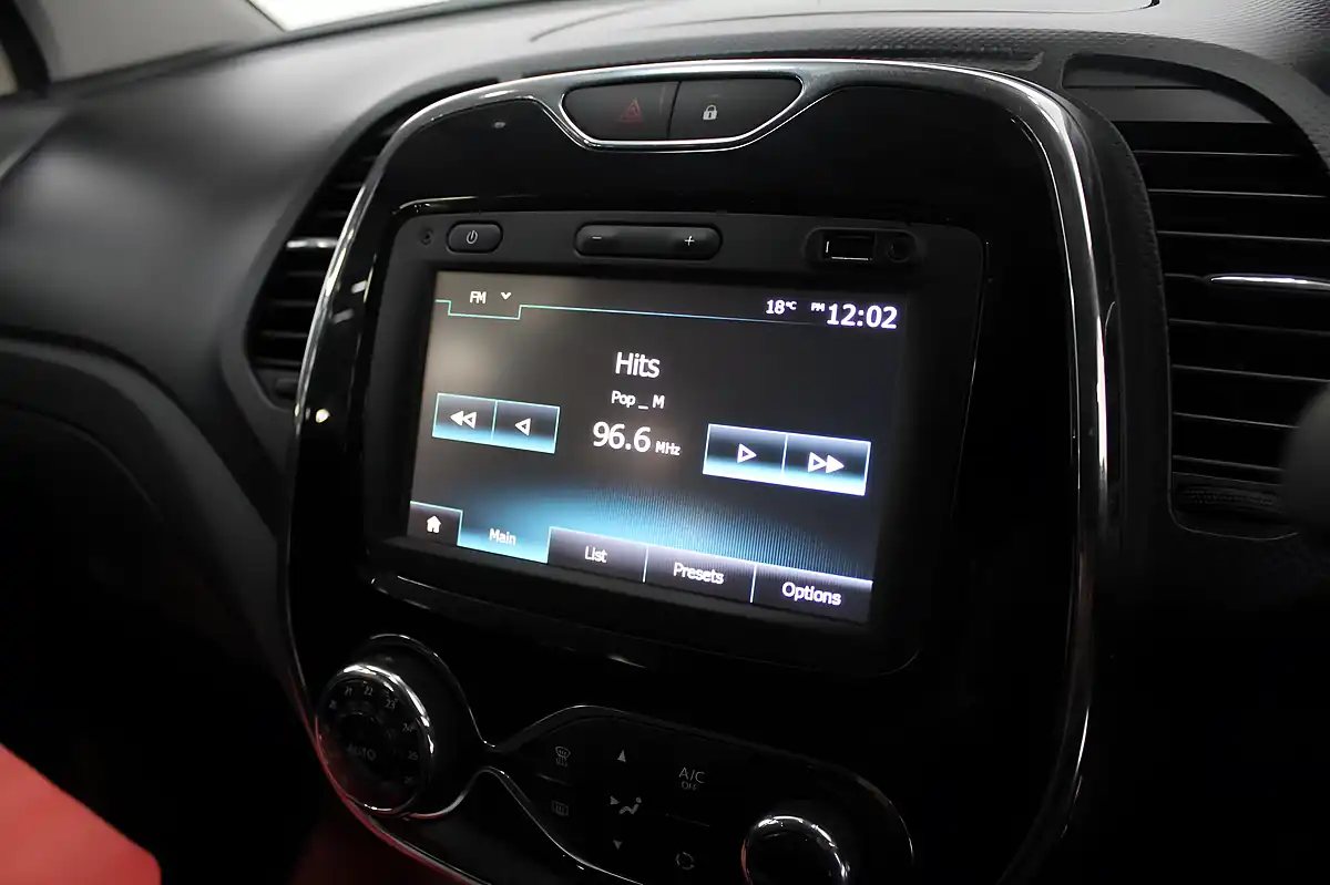 Used 2015 Renault Captur Dynamique S Nav White - Interior and Exterior details 15