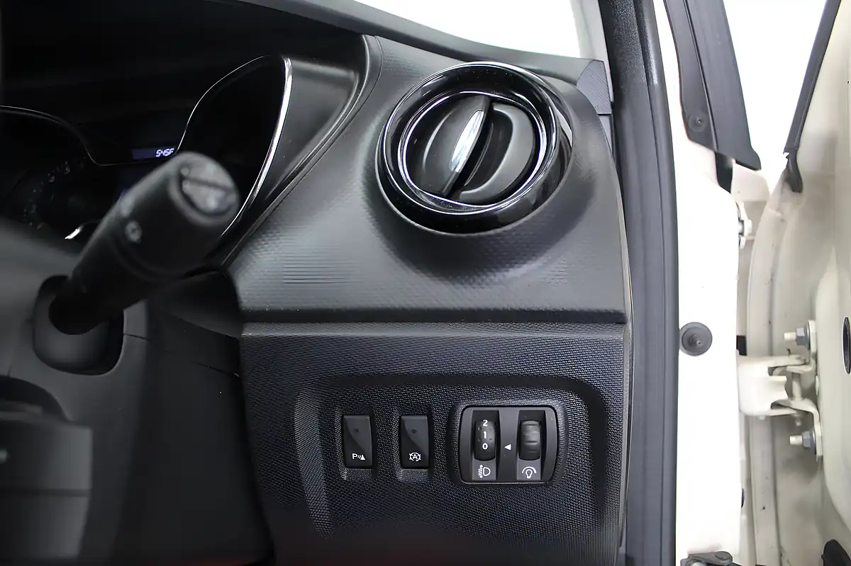 Used 2015 Renault Captur Dynamique S Nav White - Interior and Exterior details 17